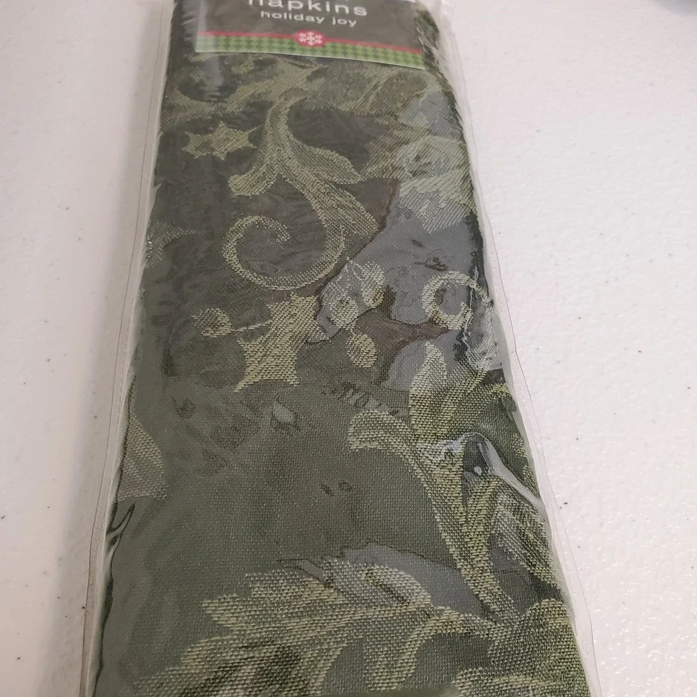 BED‎ BATH & BEYOND HOLIDAY JOY Green Holly Christmas Cloth Napkins Set Of 4